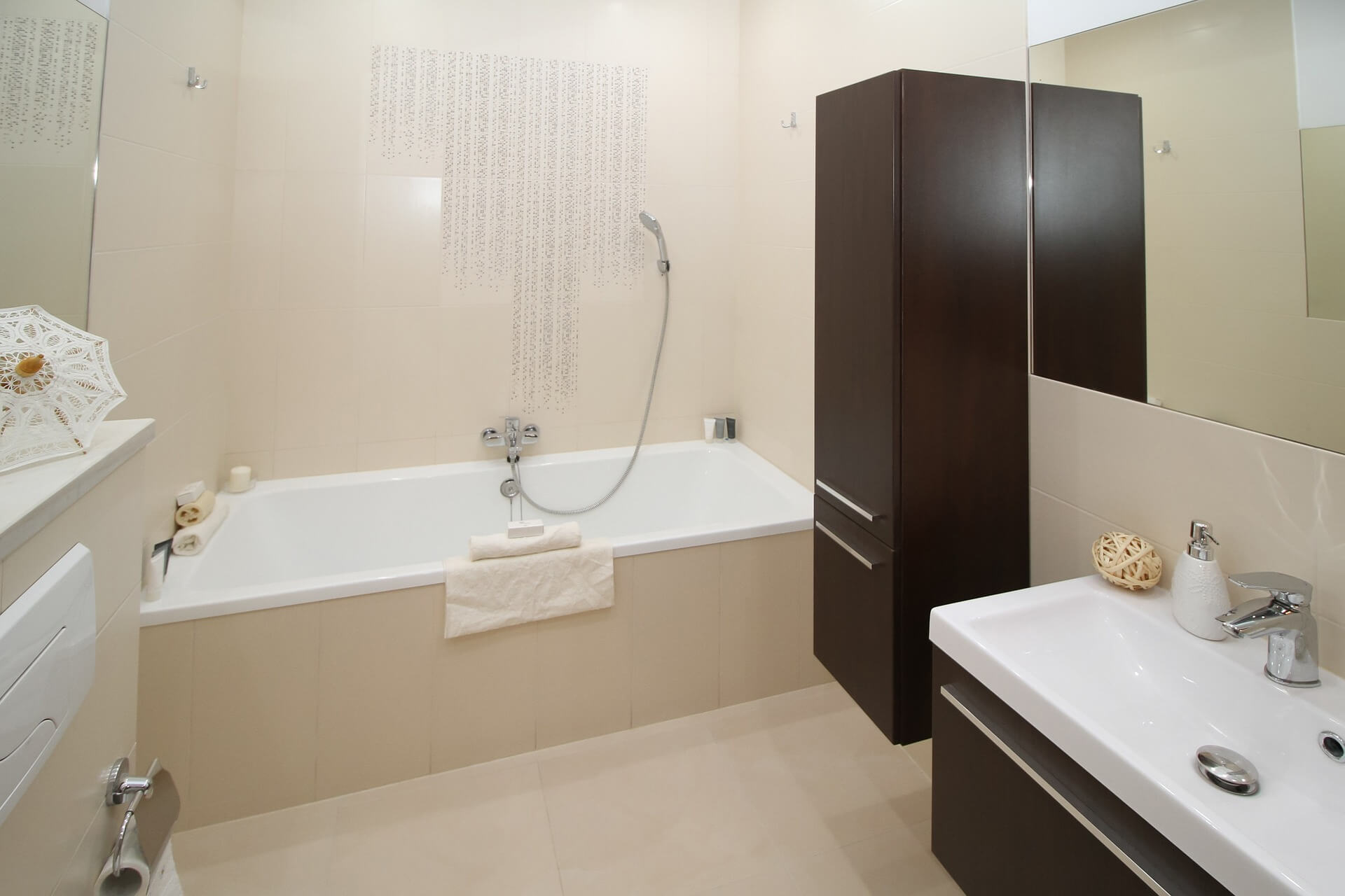 bathroom-2094735_1920 1